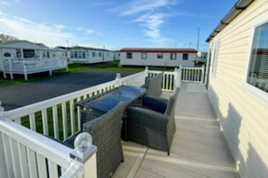 Outdoor dining - Seaside Escape Lodge in Rhyl (Rhyl)