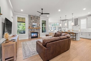 Smart TV, fireplace - Sweet Rose Cottage on Keowee with Beach Access (Seneca)