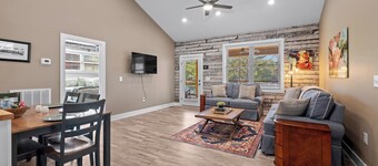 Whispering Pines Cottage on Keowee