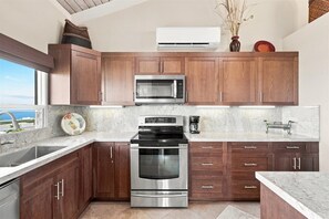Coffee/tea maker, fridge, microwave, oven - Wailea Ekolu 608 | Beautiful Wailea Condo with Ocean Views and Resort Amenities (Kihei)