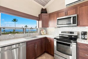 Coffee/tea maker, fridge, microwave, oven - Wailea Ekolu 608 | Beautiful Wailea Condo with Ocean Views and Resort Amenities (Kihei)