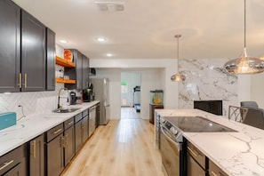 Private kitchen - Spacious 3BR DFW Family Retreat, Pet Friendly & Fenced Yard (Irving)