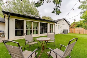 Outdoor dining - Spacious 3BR DFW Family Retreat, Pet Friendly & Fenced Yard (Irving)