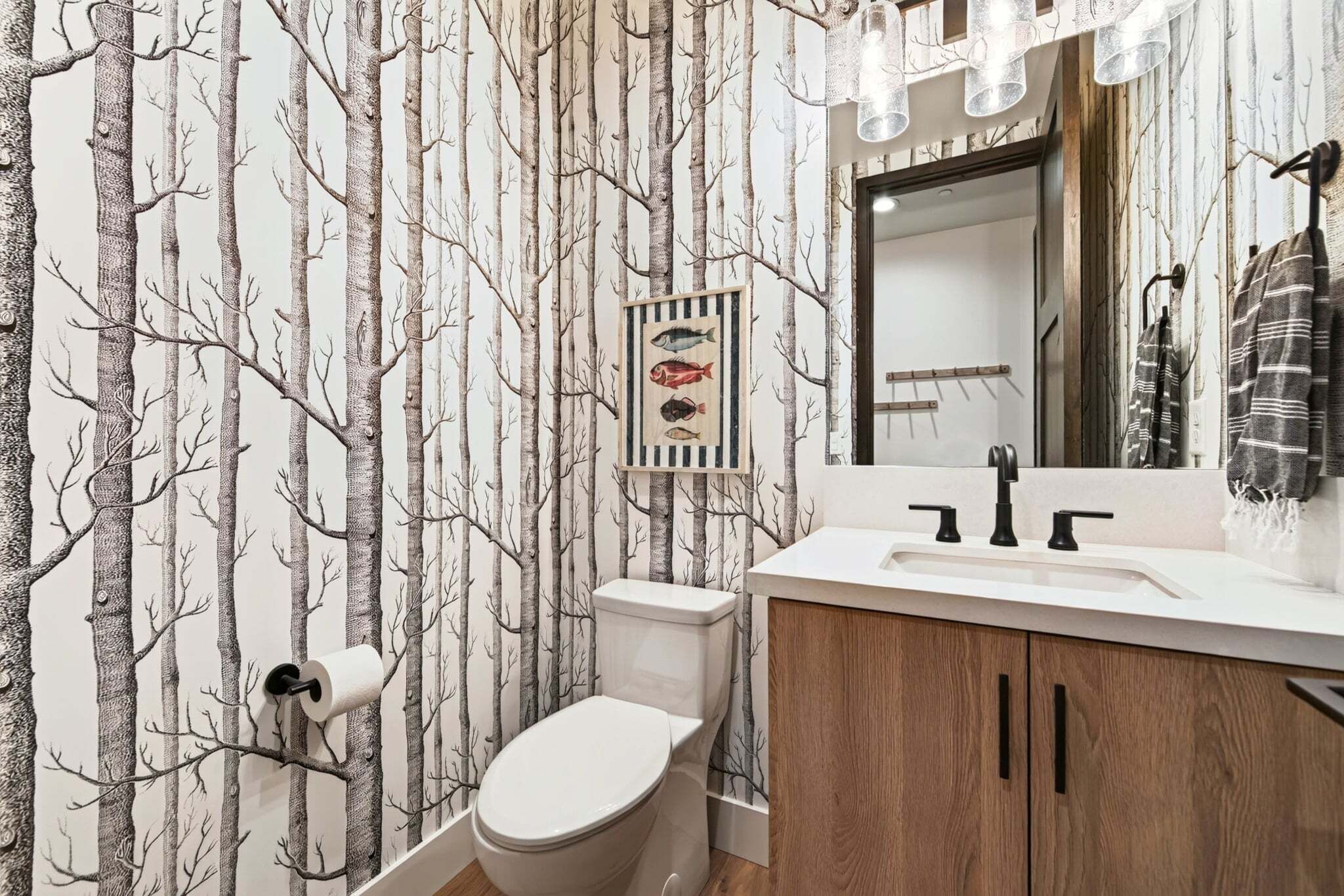 Un baño con inodoro, lavabo y espejo.