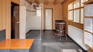 Una cucina moderna con arredamento in legno, piano cottura integrato e una grande finestra.
