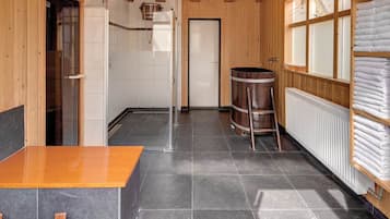 Una cocina moderna con interior de madera, estufa empotrada y un ventanal grande.