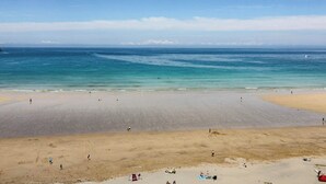 A beach with people and a clear sky. - Shoreline Apartment No.8 (Newquay)