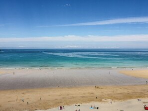 A beach with people and a clear sky. - Shoreline Apartment No.8 (Newquay)