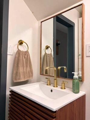 Shower, towels, soap, toilet paper - Woodland spa retreat in Washago (Severn)