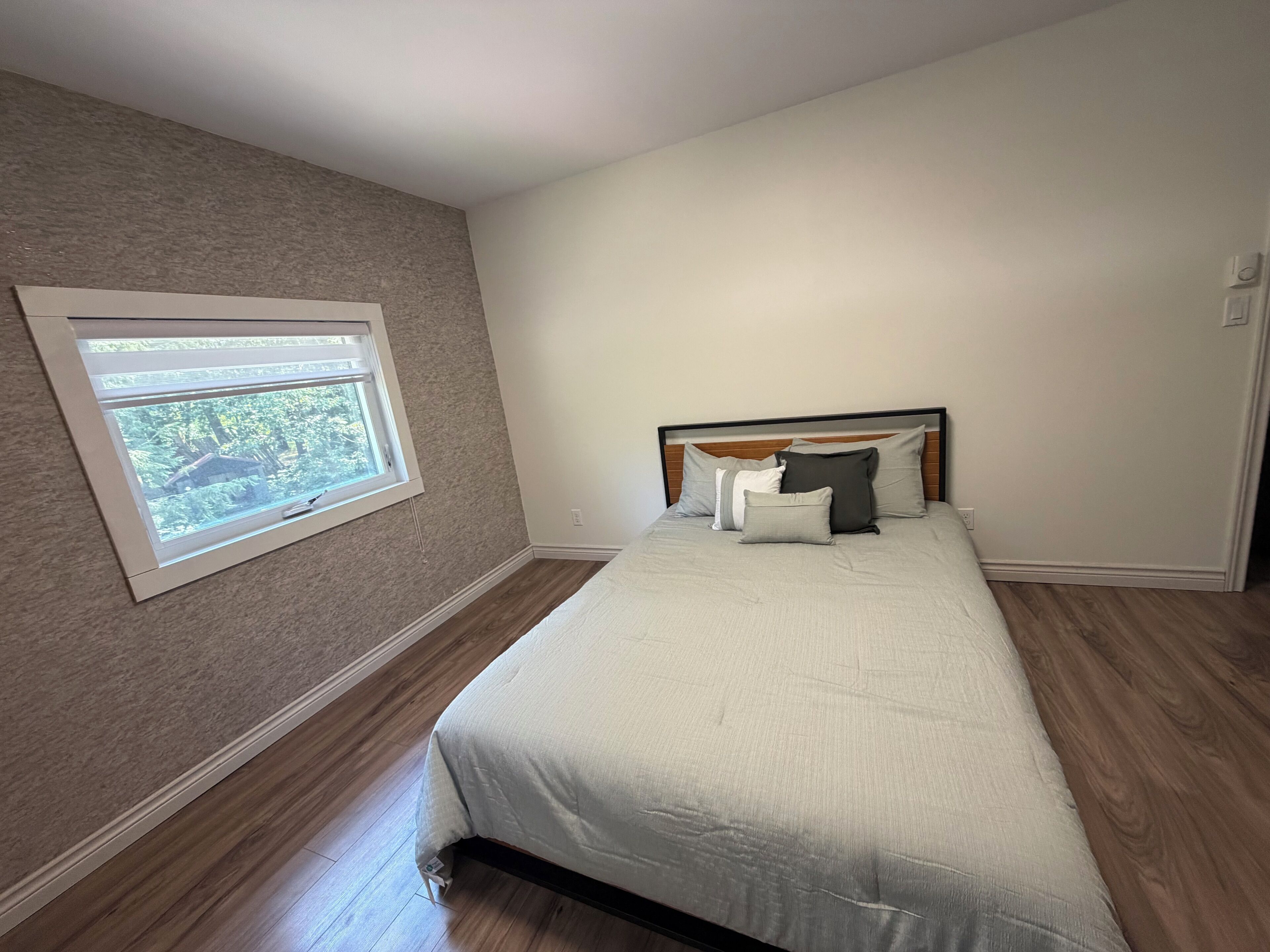 3 slaapkamers, een strijkplank/strijkijzer, wifi, beddengoed