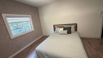 3 slaapkamers, een strijkplank/strijkijzer, wifi, beddengoed