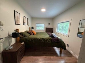 3 bedrooms, iron/ironing board, WiFi, bed sheets - Woodland spa retreat in Washago (Severn)