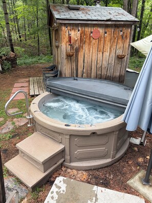 Outdoor spa tub - Woodland spa retreat in Washago (Severn)