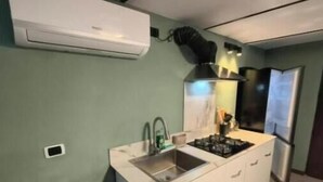 Cafetera y tetera, refrigerador, microondas y parrilla de estufa 