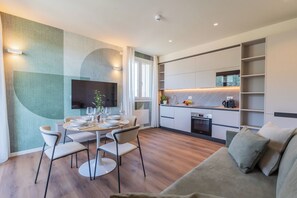 Un espacio moderno para vivir con comedor, cocina y zona de estar.