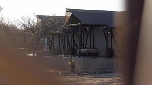 Un edificio con techo plano y una estructura visible que parece ser un espacio al aire libre cubierto.