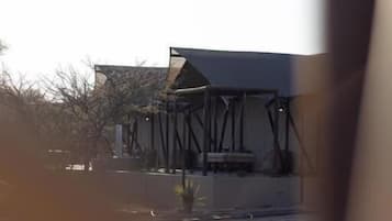 Ein Gebäude mit einer flachen Dachfläche und einem sichtbaren, überdachten Außenbereich.