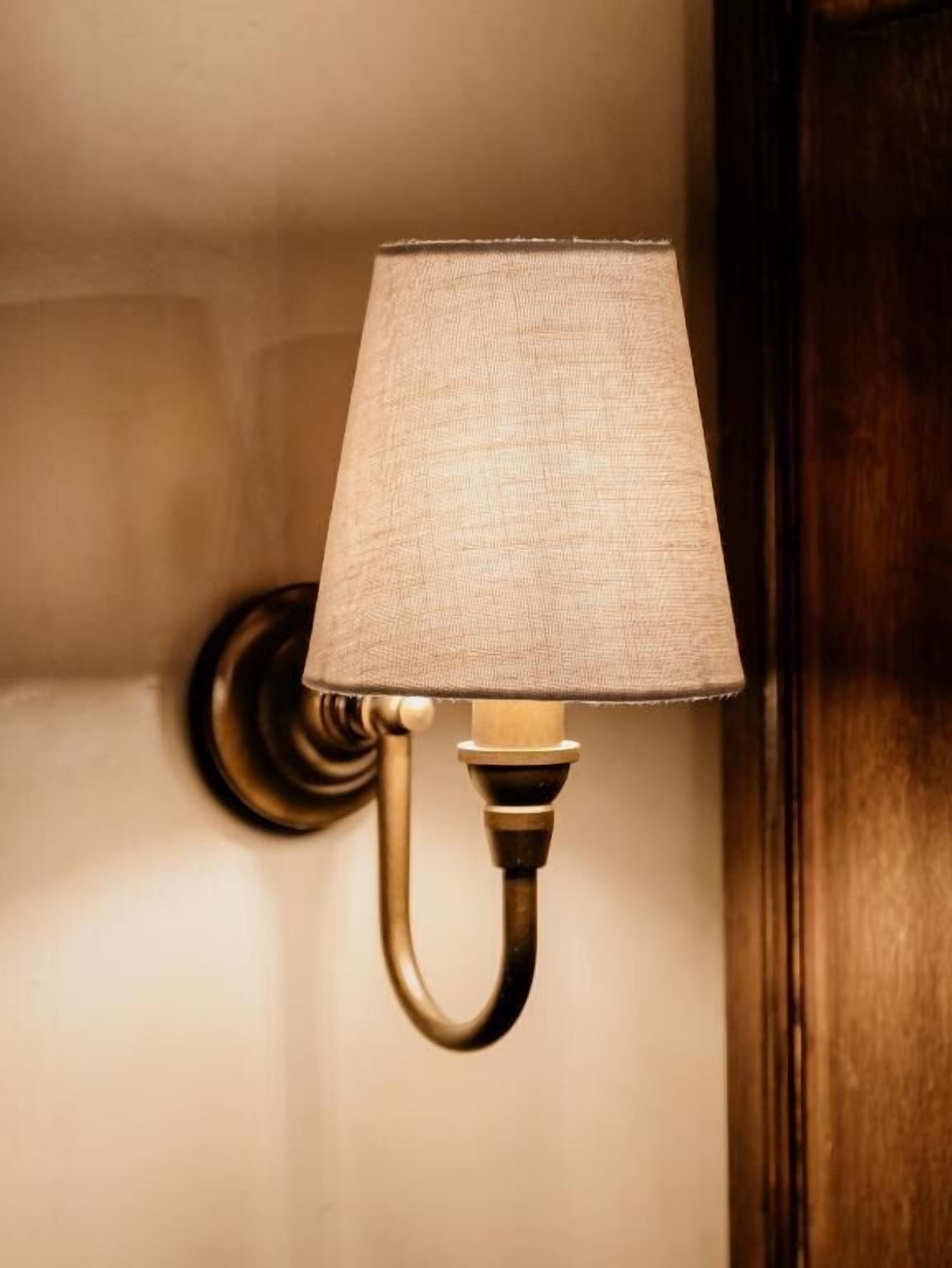 Eine Wandleuchte mit Stoffschirm.