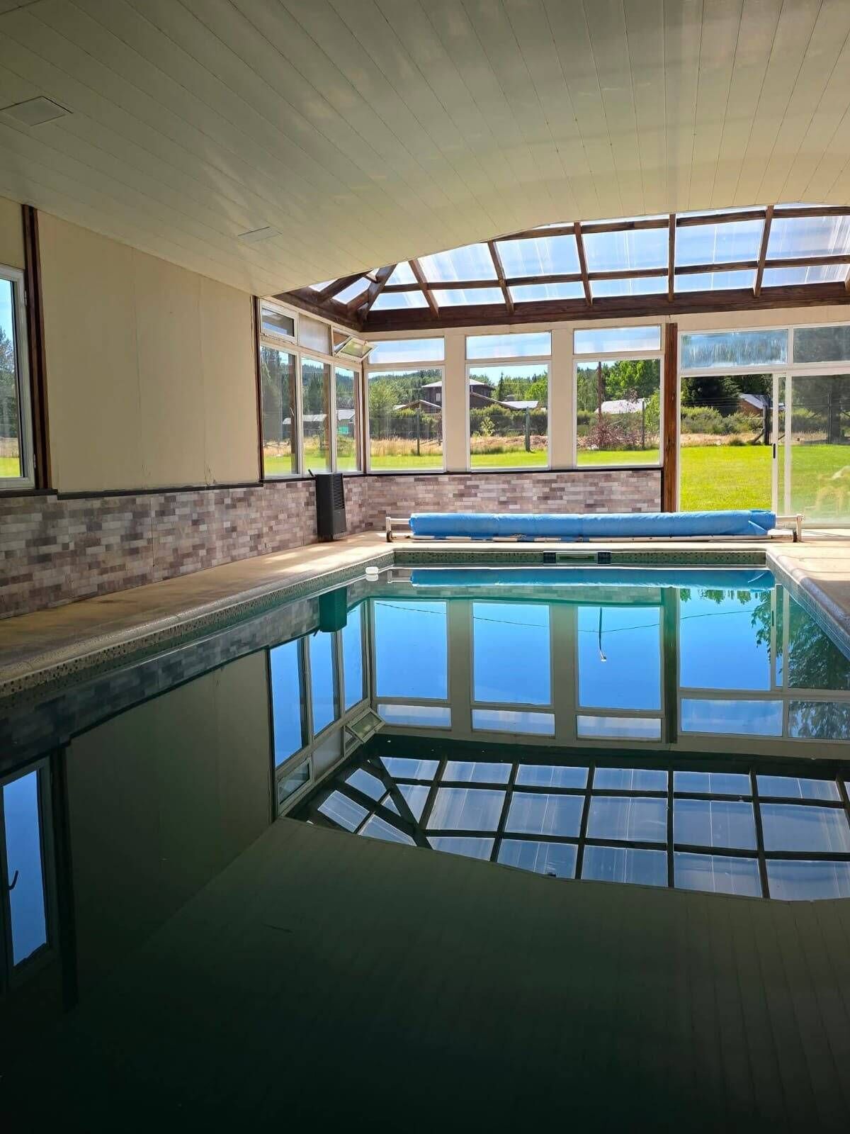Una piscina cubierta