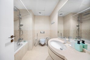 Un bagno moderno con una vasca freestanding, uno specchio grande e un angolo doccia.