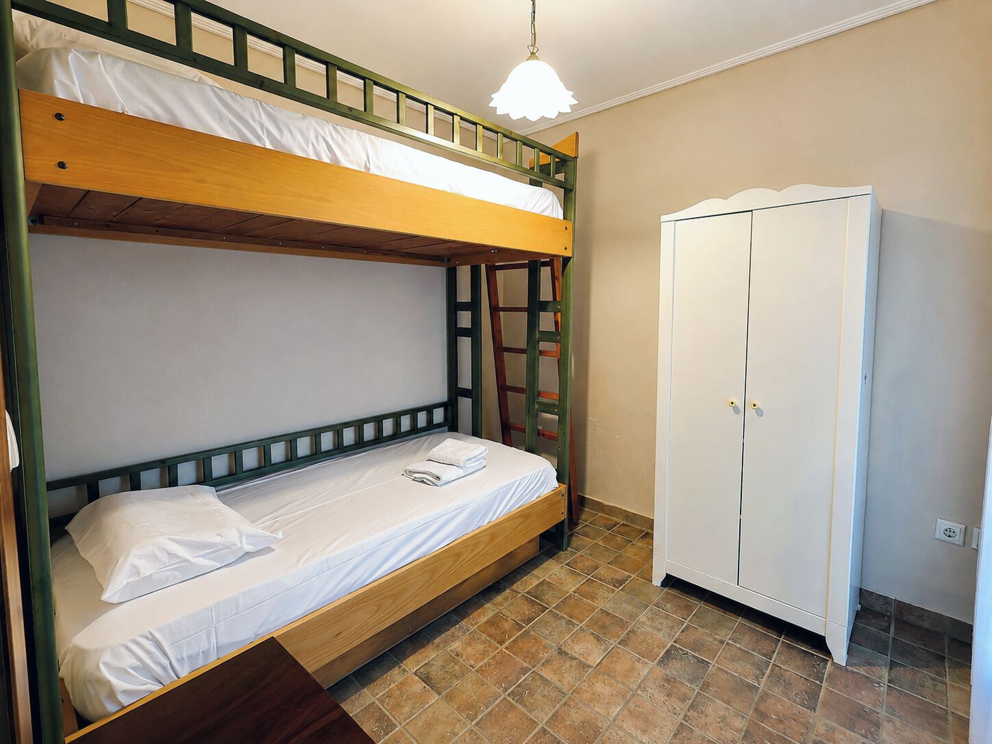 Iron/ironing board, Internet, bed sheets