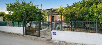 Marathon Coast Home - 2BR • Private Yard by ΜΡS