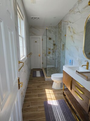 Een douche, een bubbelbad, een haardroger, handdoeken
