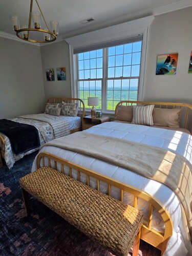 Spacious 6-bedroom house in beautiful New Fairfield Overlooking Candlewood Lake