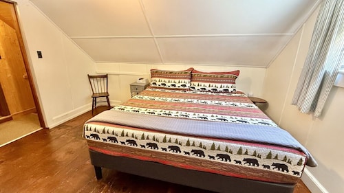 Pet Friendly waterfront cabin just minutes from downtown Greenville