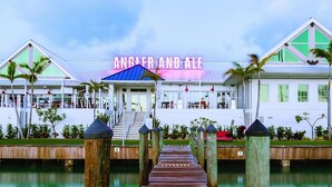 Una propietat a primera línia de mar amb un moll que condueix a un edifici anomenat "Angler and Ale".