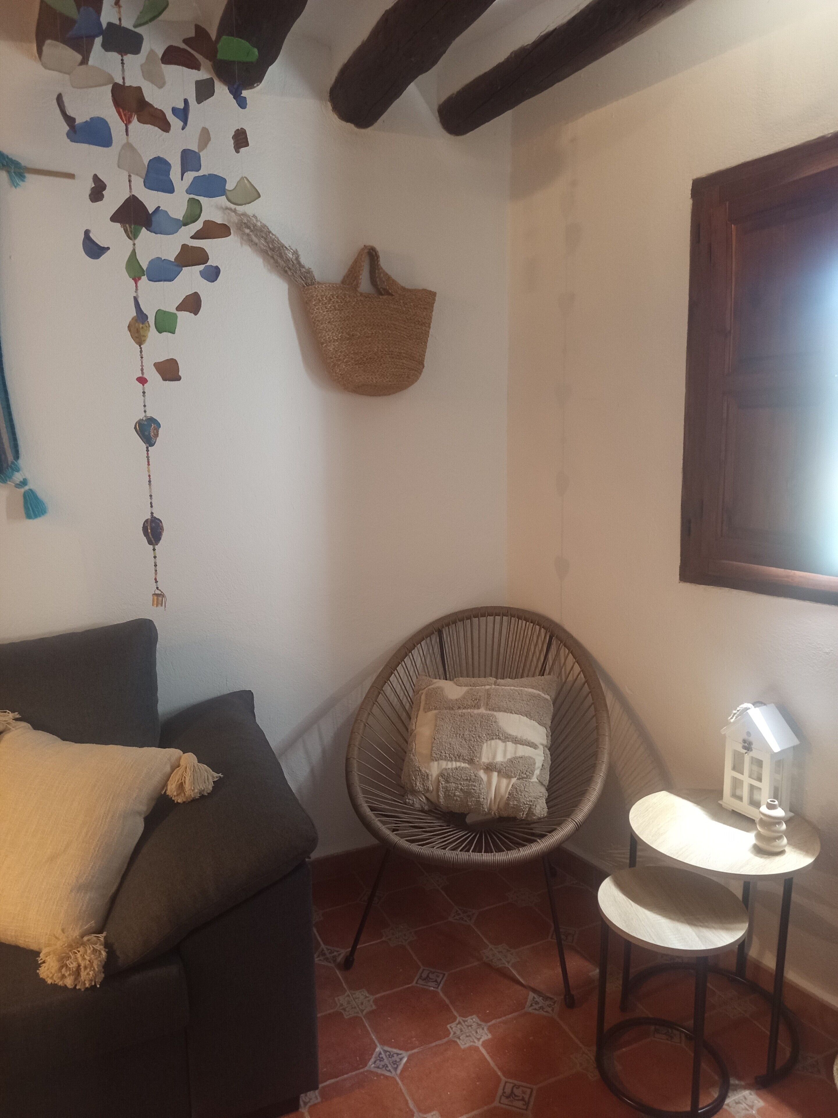 Una televisión, una chimenea