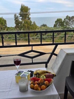 Luxury Triple Room, Balcony | Property grounds - BARIŞ AİLE OTELİ (Silifke)