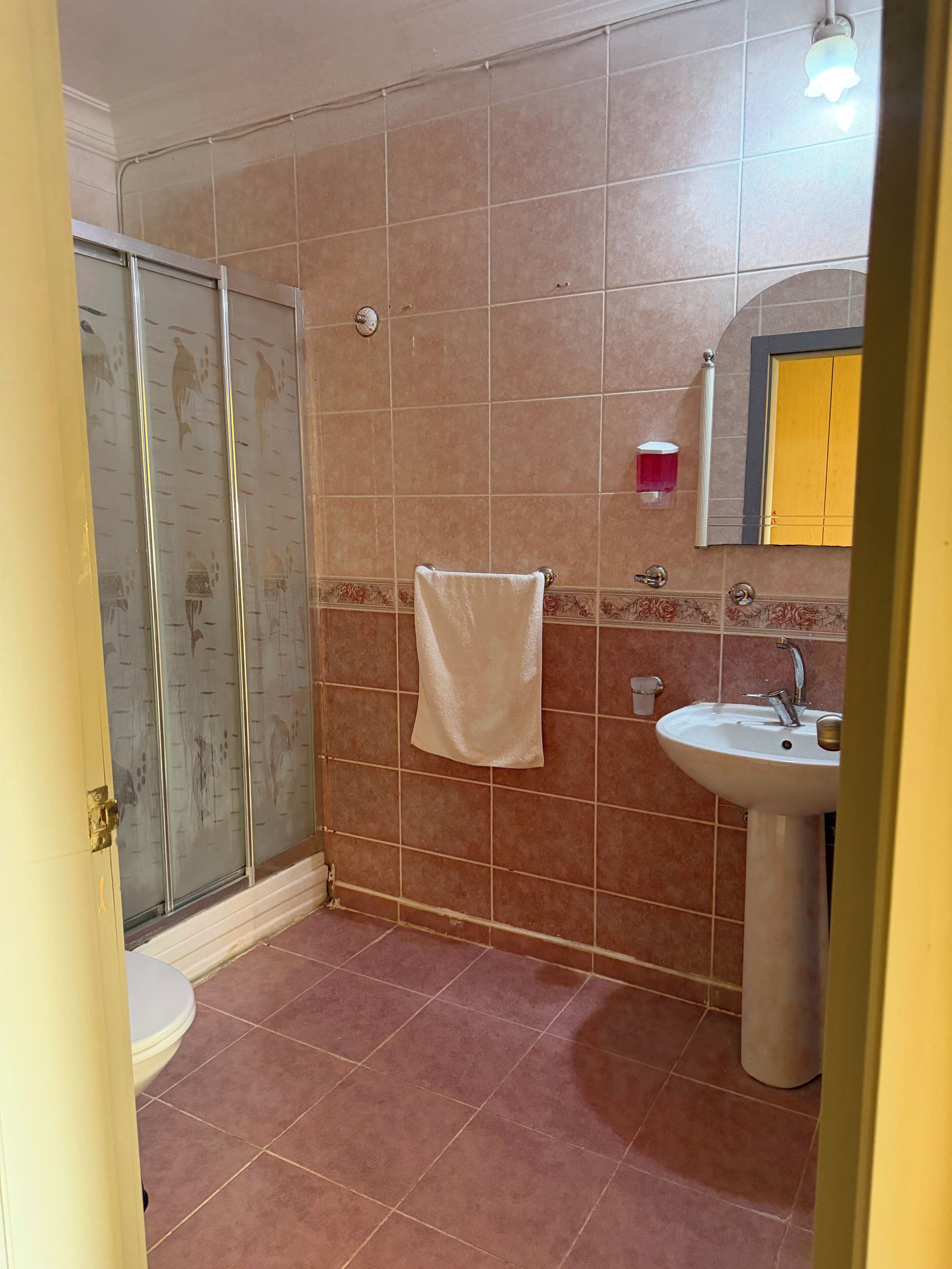Habitación cuádruple familiar, balcón, vista al mar | Baño | Tina con regadera, toallas, jabón, shampoo 