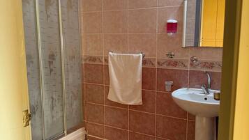 Habitación cuádruple familiar, balcón, vista al mar | Baño | Tina con regadera, toallas, jabón, shampoo