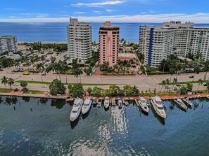 A marina with yachts docked, surrounded by high-rise buildings and a clear view of the ocean. - Bay & Ocean View 4 BDR Spacious Condo Resort Amenities 1616 (Miami Beach)