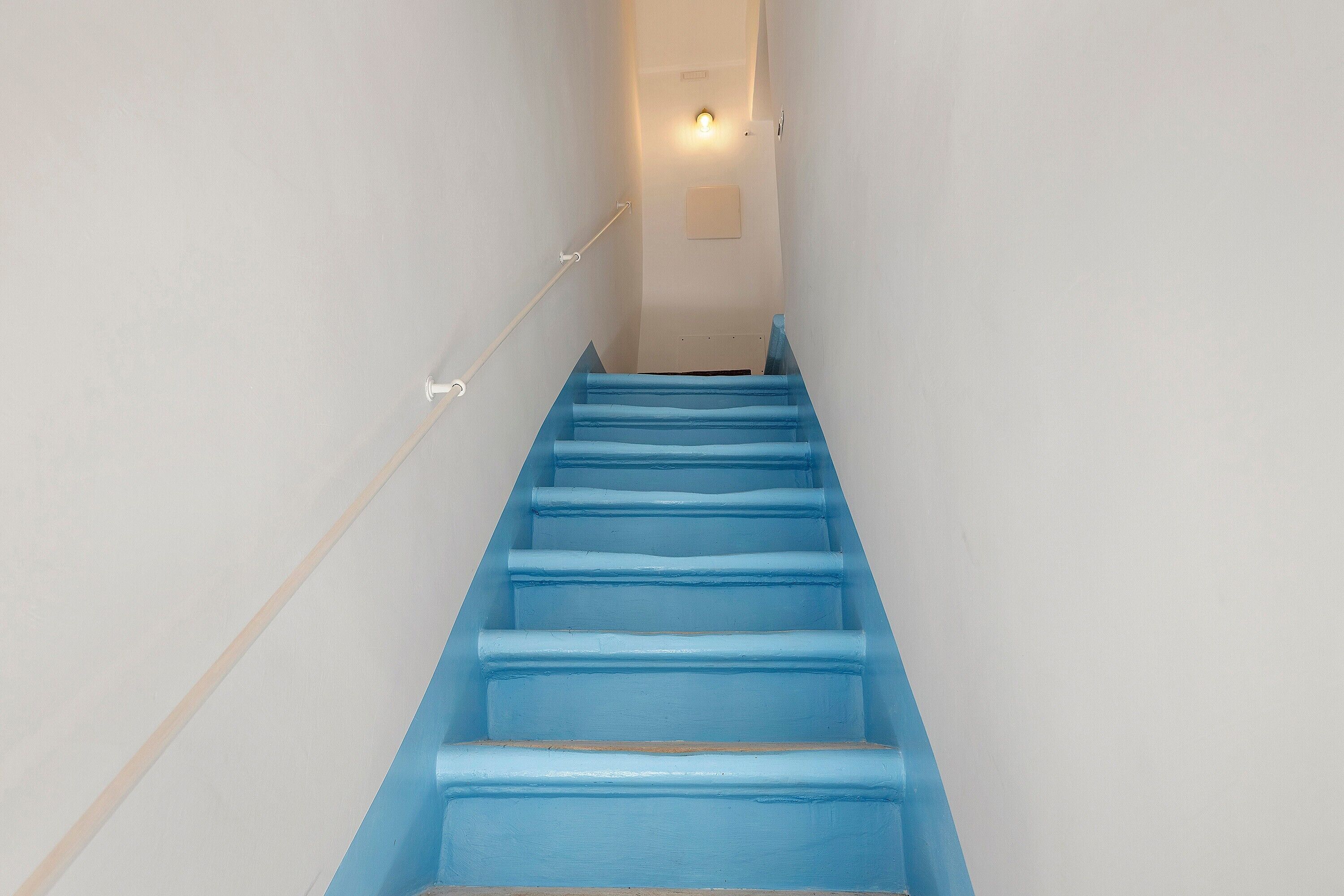 Una escalera con peldaños azules que suben.
