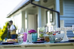 A table set for a meal with various dishes, glasses, and a candle. - Comfortable holiday home with a fireplace (Bobolin)