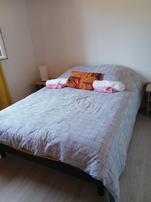 Tabla de planchar con plancha, wifi y ropa de cama 