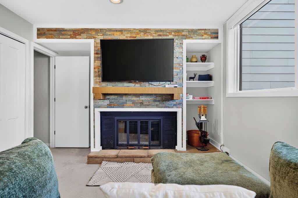 TV, fireplace, offices