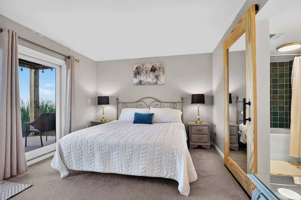 Desk, WiFi, bed sheets