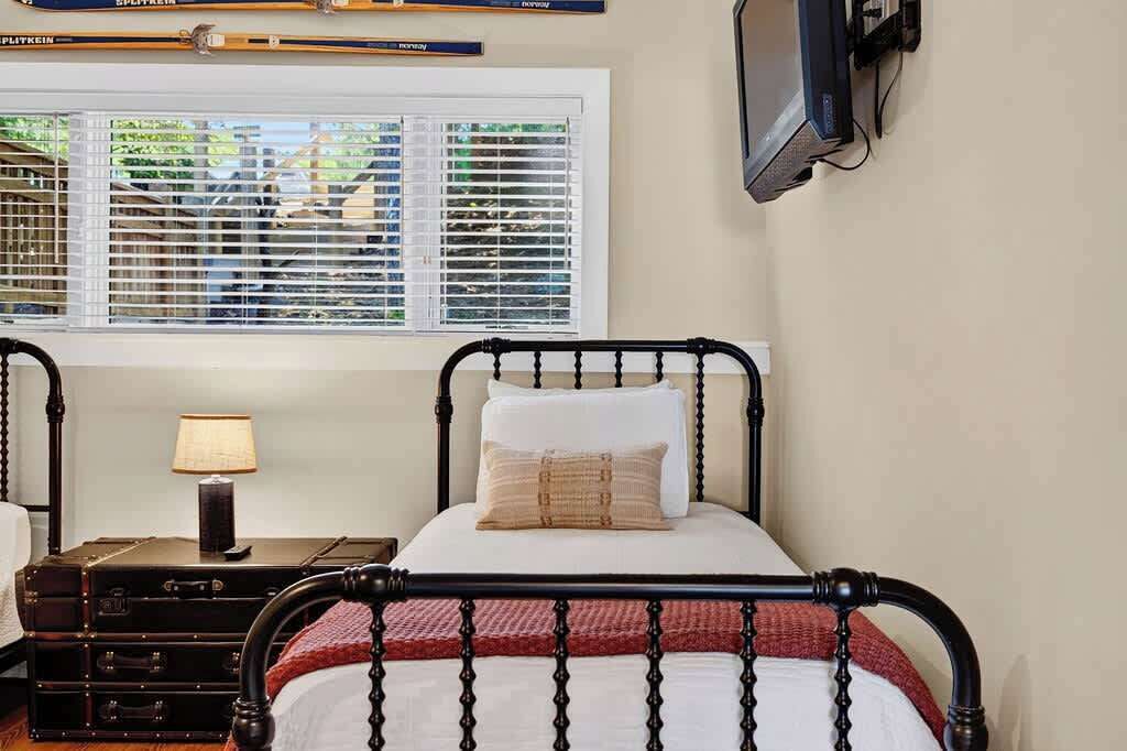 Desk, WiFi, bed sheets