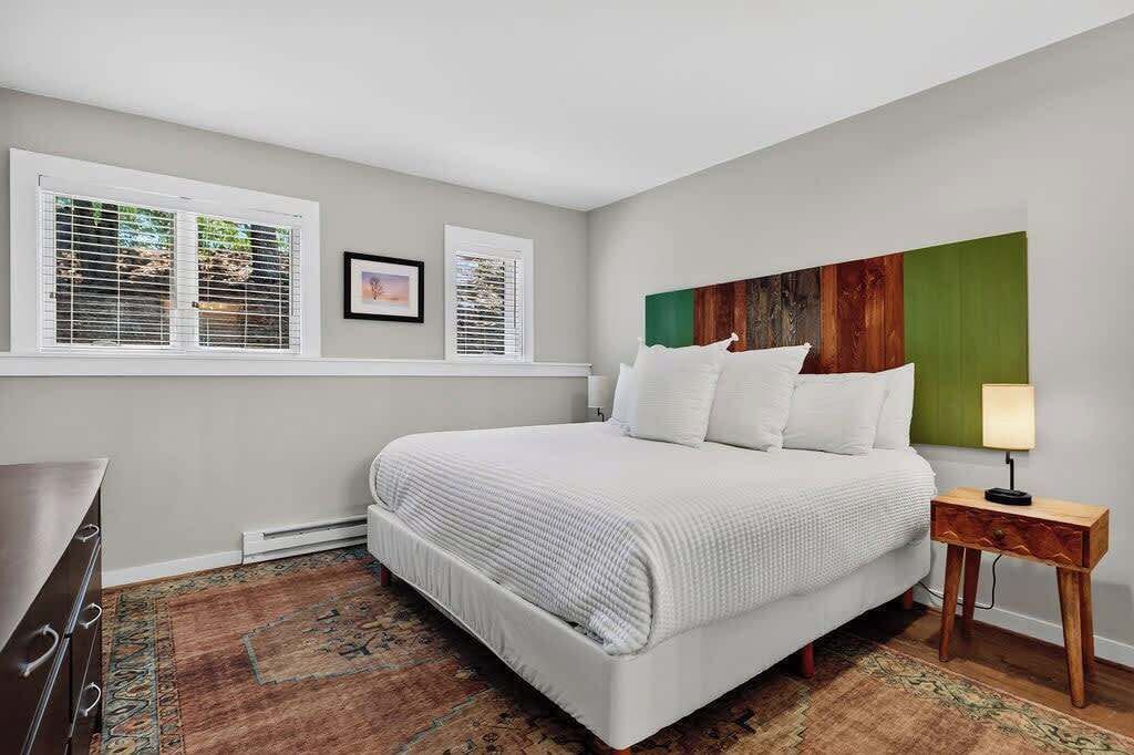Desk, WiFi, bed sheets