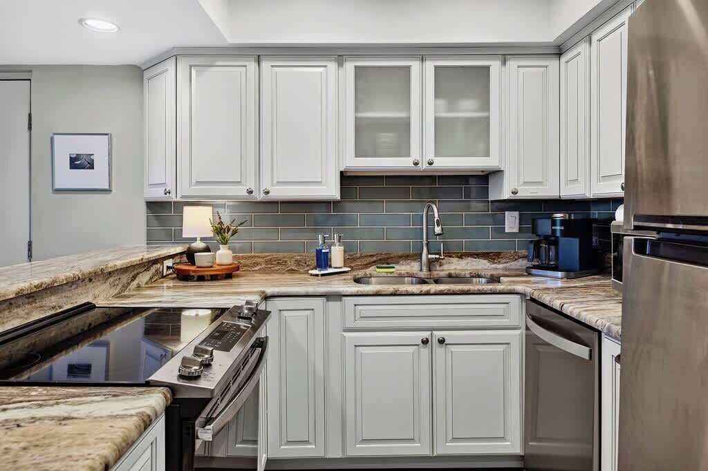 Coffee/tea maker, fridge, microwave, oven