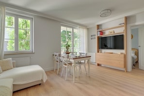 Appartamento familiare, balcone | Area soggiorno | TV a schermo piatto 40 pollici con canali via cavo, Netflix, Hulu