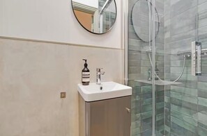 Bathroom - Refined Studio | Cinema & Garden | Kensington (London)
