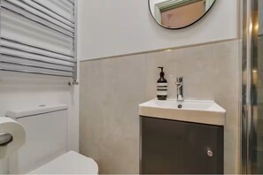 Bathroom - Refined Studio | Cinema & Garden | Kensington (London)