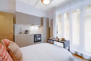 Room - Refined Studio | Cinema & Garden | Kensington (London)