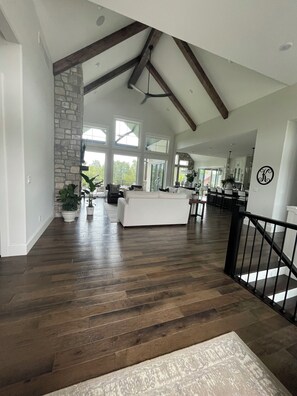 A spacious interior with a high ceiling, wooden beams, a stone accent wall, and a central island. - MIZ-ZOU football weekend home
Awesome  house on Hole #7 at Old Hawthorne (Columbia)
