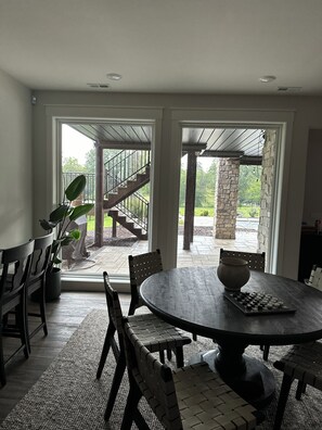 A dining area with a round table, chairs, and a potted plant. - MIZ-ZOU football weekend home
Awesome  house on Hole #7 at Old Hawthorne (Columbia)