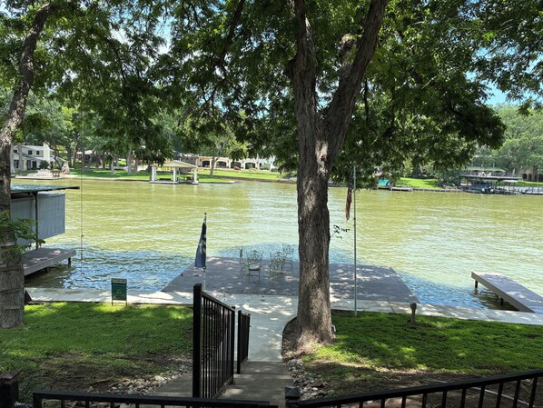 Un parco sul lago con un gazebo, un pontile e un'asta sventolante.